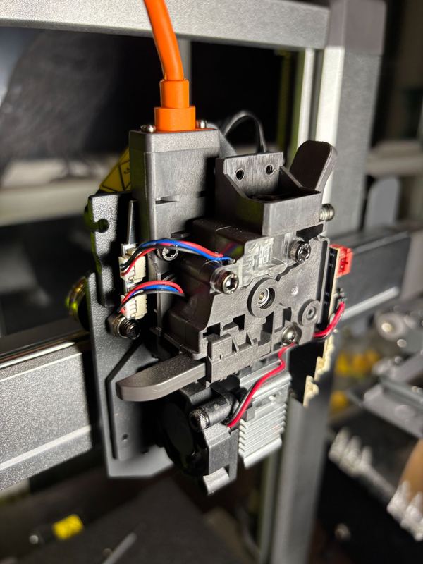 3D printer toolhead with its cable during diagnosis